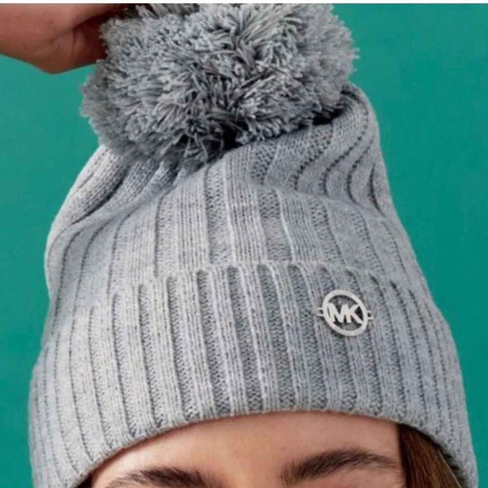 MICHAEL KORS NWT Pearl Gray pom-pom knit beanie hat with MK icon. One size.